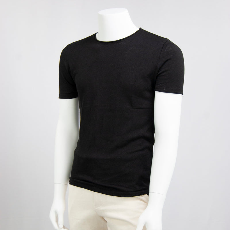 black crew neck tshirt